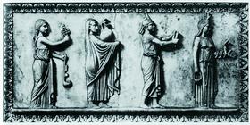 Процессия почитателей египетской богини Исиды (крайняя слева девушка держит в правой руке систр). Мраморный рельеф. II в. до н. э.
