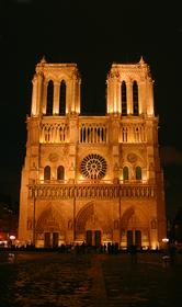 Если спросить парижанина, где центр его города, он затруднится с ответом. Но на вопрос, а где сердце Парижа, он сразу скажет: Нотр-Дам! 