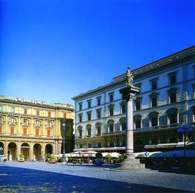 Колонна на площади Республики во Флоренции отмечает центр древнего римского города - место, где перекрещивались кардо и декуманос, две главные улицы 