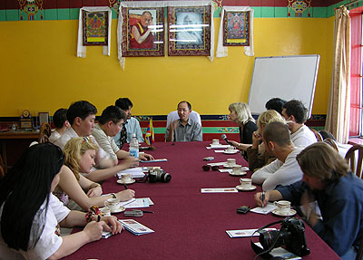Профессор Дава встречается с российскими журналистам