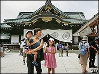 Каждый год внимание приковано к храму Якусуни, где похоронены погибшие в войну японцы
