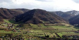 Туристы устремляются на боснийские холмы, но эксперты смеются над "пирамидами"