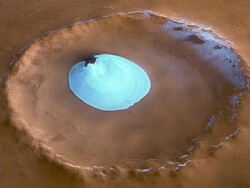 Марсианский кратер, содержащий скопление водяного льда