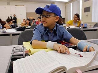 10-летний Моше Кай Кавалин готовится к экзаменам перед летними каникулами, как и миллионы учащихся по всему миру. Однако, в отличие от своих сверстников, он уже заканчивает университетский курс 