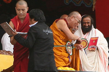 Его Святейшество Далай-лама и индуистский наставник Шри Равишанкар перед благословением сайта тибетского монастыря Дрепунг Лоселинг 