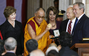 После вручения Далай-ламе Золотой медали Конгресса МИД Китая предупредил США, что эта церемония окажет «ужасное воздействие» на китайско-американские отношения. 