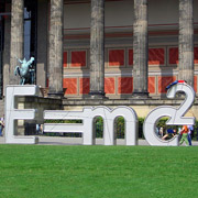 В 2006 году у стен Старого музея (Altes Museum) в Берлине была установлена вот такая своеобразная скульптура 