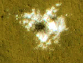 Изображение кратера, полученное с помощью камеры HiRISE 1 ноября 2008 года (фото с сайта Nasa.Gov)