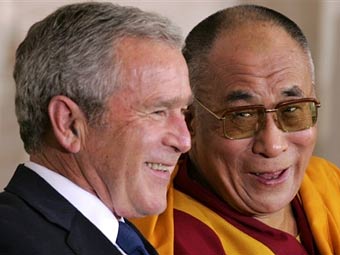 Далай-ламе вручили высшую награду Конгресса США 