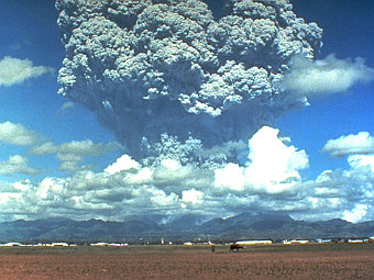 Извержение вулкана Пинатубо. Фото пользователя Apollo 8 с сайта wikipedia.org