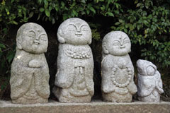 Дзидзо — божества японской буддийской мифологии, защитники путников
