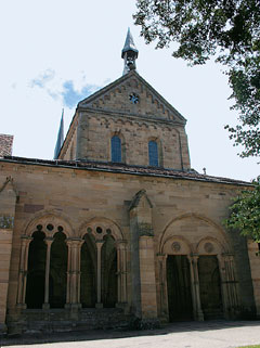 Фасад главной церкви с позднероманским притвором