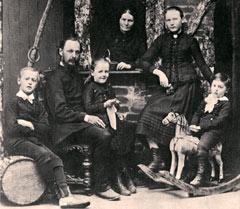 Семья Гессе: Герман, отец, Марулла, мать, Аделе и Ханс. 1889