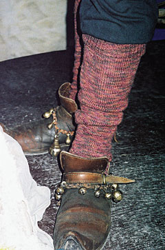 Аутентичный костюм: вязаные чулки, тканые штаны, кожаные туфли с бубенцами