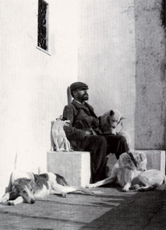 Аксель Мунте со своими собаками на горе Барбаросса. 1903