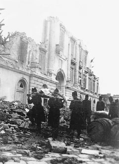 Итальянские солдаты восстанавливают разрушенные землетрясением здания. Фотография сделана в первых числах января 1909 года