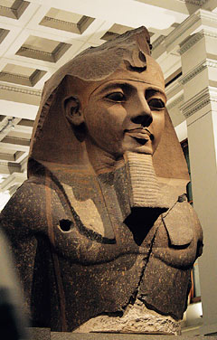 Колоссальный бюст Рамзеса II. Древний Египет