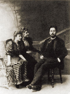 А. П. Чехов, Л. Б. Яворская, Т. Л. Щепкина-Куперник. Москва. 1893