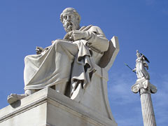 Памятник Сократу у здания Академии наук в Афинах