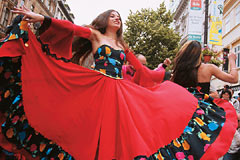 Танцовщицы на ежегодном Международном фестивале цыганской культуры «Кхаморо» в Праге в 2007 году