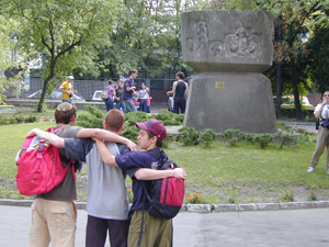 Сегодняшние дети у памятника Янушу Корчаку