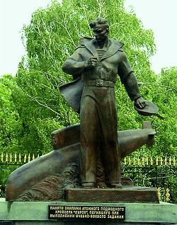 Памятник морякам, погибшим на атомной подводной лодке «Курск». Москва, Центральный музей Вооруженных Сил