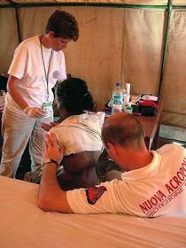 Таиланд: Добровольцы из Нового Акрополя Италии оказывают медицинскую помощь людям, пострадавшим от цунами. Декабрь 2004 года
