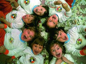 Бразилия. Центр детского образования Джордано Бруно ежегодно посещают сотни детишек из города Куритиба. Театр, поэзия, прикладные искусства, экскурсии в национальный парк и, конечно, бразильский карнавал - скучать во время обучения не приходится!