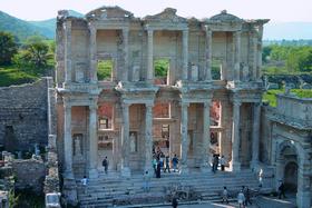 Фасад библиотеки Цельса в Эфесе