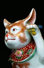 Манэки-нэко бывают разных цветов, но традиционными считаются скульптуры трехцветных кошек с белой шерстью и пятнышками