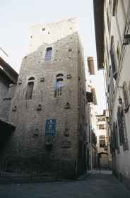 В реконструированном доме-башне сейчас находится музей Данте Алигьери