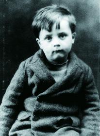 Одна из немногих сохранившихся детских фотографий Джона Сёрла, которую его ближайшие соратники именуют Master John 