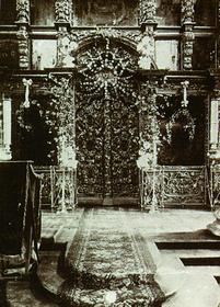 Иконостас в верхей церкви храма Вознесения Христова в Кадашах. Фото начала XX века Царские врата украшены богатой резьбой.