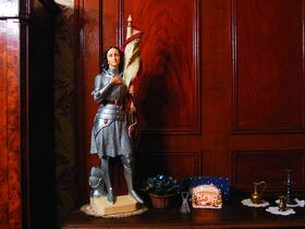 Эта прекрасная скульптура Жанны д'Арк создана в его мастерской