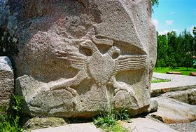 Самое первое изображение двуглавого орла высечено на скале, найденной в Передней Азии (Турция), и относится к памятникам исчезнувшей хетской цивилизации. II тысячелетие до н. э.