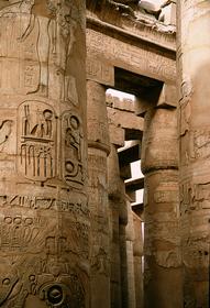 Иероглифы на колоннах египетского храма