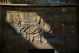 Рельефы в египетском храме
