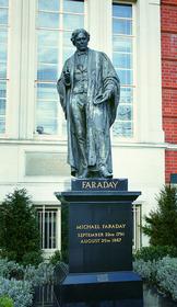 Памятник Майклу Фарадею в Лондоне