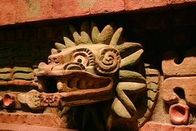 Кецалькоатль, пернатый змей ацтеков, отождествляется с греческим Гермесом