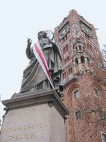 Памятник Копернику в польском городе Торунь