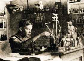 А. Чижевский в своей биоэлектрохимической лаборатории. Калуга. 1914