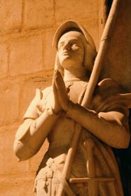 Статуя Жанны д'Арк в Соборе Парижской Богоматери