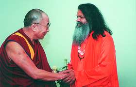 Учитель йоги Парамханс Свами Махешварананда и Далай-лама